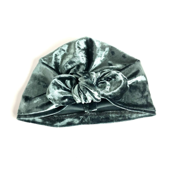 Emerald Green Velvet Turban with a knotted detail, featuring soft and elegant velvet fabric. Handmade for babies and toddlers, perfect for special occasions, holidays, or stylish everyday wear.