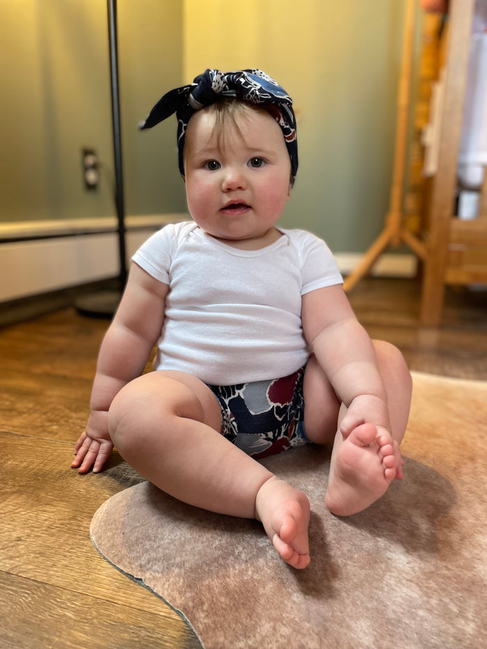Modern Flowers on Navy Bummies