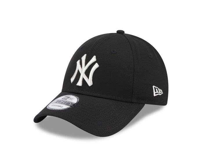 This is a New York Yankees Metallic Logo Womens Black 9FORTY Adjustable Cap 1