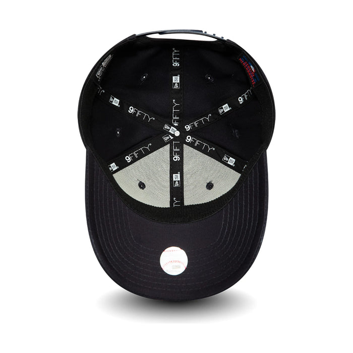 This is a New York Yankees Navy 9FIFTY Stretch Snap Cap 4