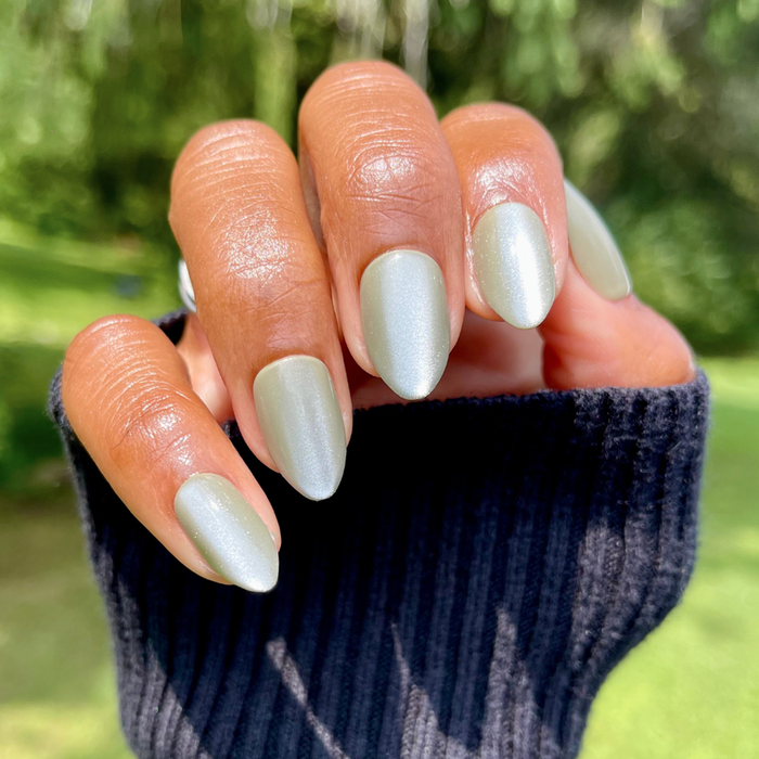 Sage Velvet - Press-On | Medium | Almond shaped nails in shimmery sage green with velvet effect for a polished at home mani